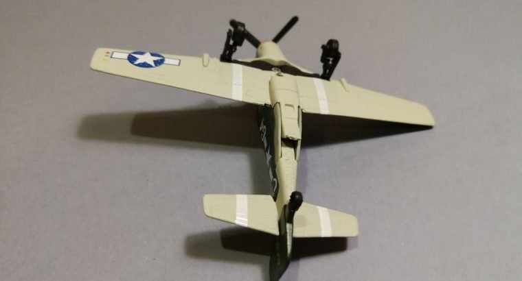 P51D Mustang lėktuvo modelis su stoveliu