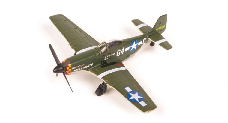 P51D Mustang lėktuvo modelis su stoveliu