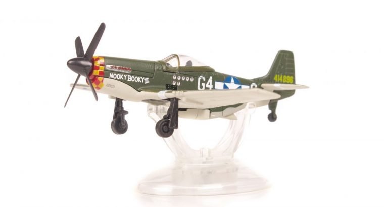 P51D Mustang lėktuvo modelis su stoveliu