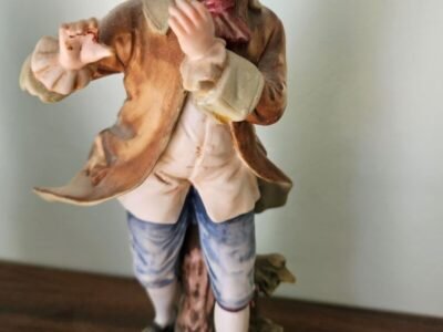 Statulėlė porcelianinė. Puošnus jaunuolis. Rokoko stiliaus. Japonija. Aukštis 22 cm